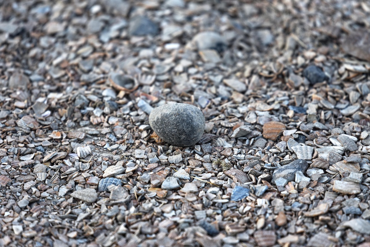 Kleinere und kleiner Kiesel